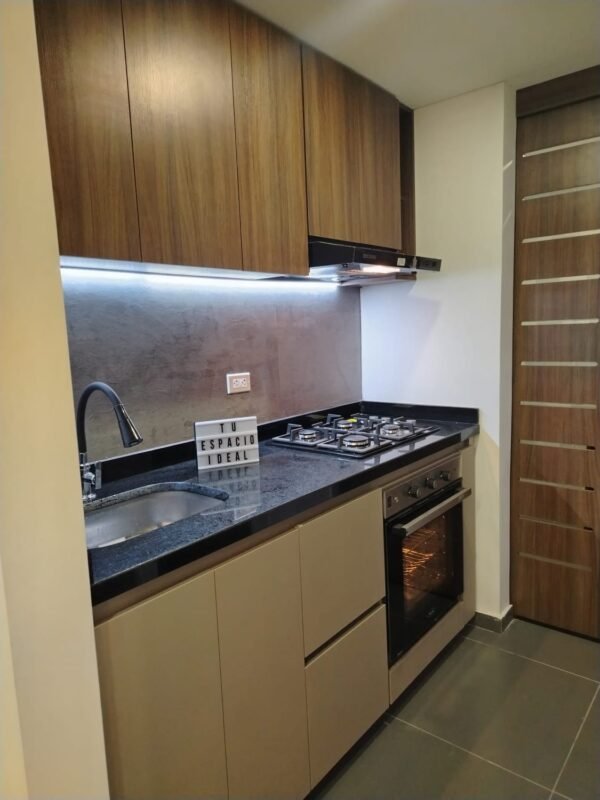 Cocina integral con Electrodomésticos y mesón en granito