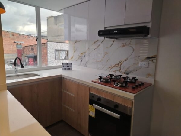 Cocina Integral en U con mesón en cuartzone Blanco y electrodomésticos