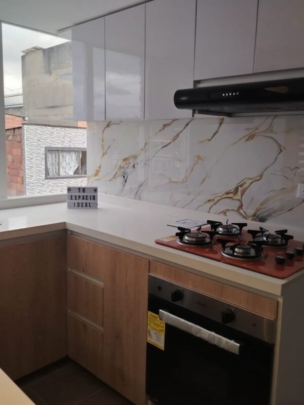 Cocina Integral en U con mesón en cuartzone Blanco y electrodomésticos